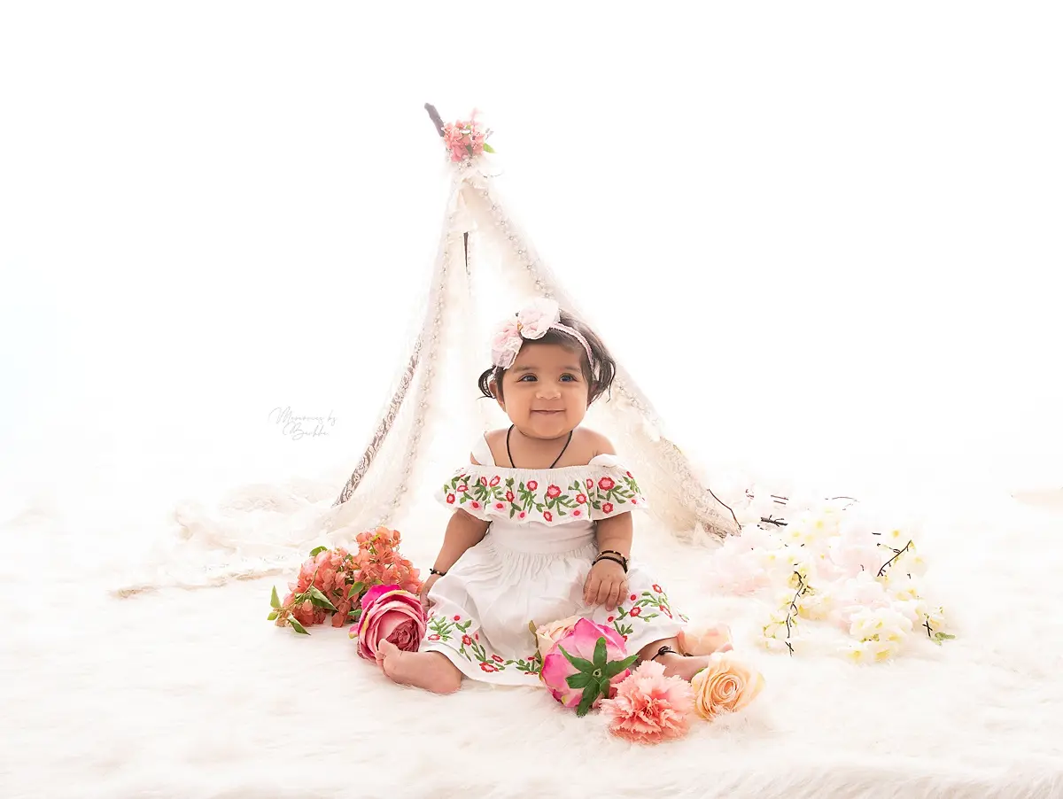Six month baby photoshoot in Gurgaon smiling baby girl tent theme