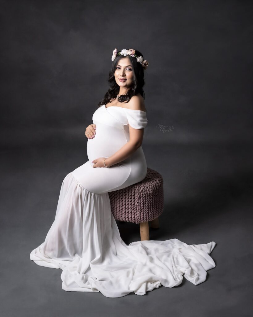 Top Maternity photography poses sitting pose