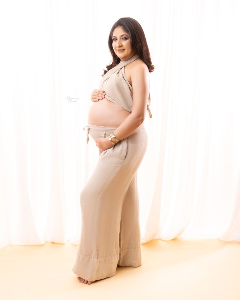 comfortable poses - tips for Maternity photoshoot in Delhi 