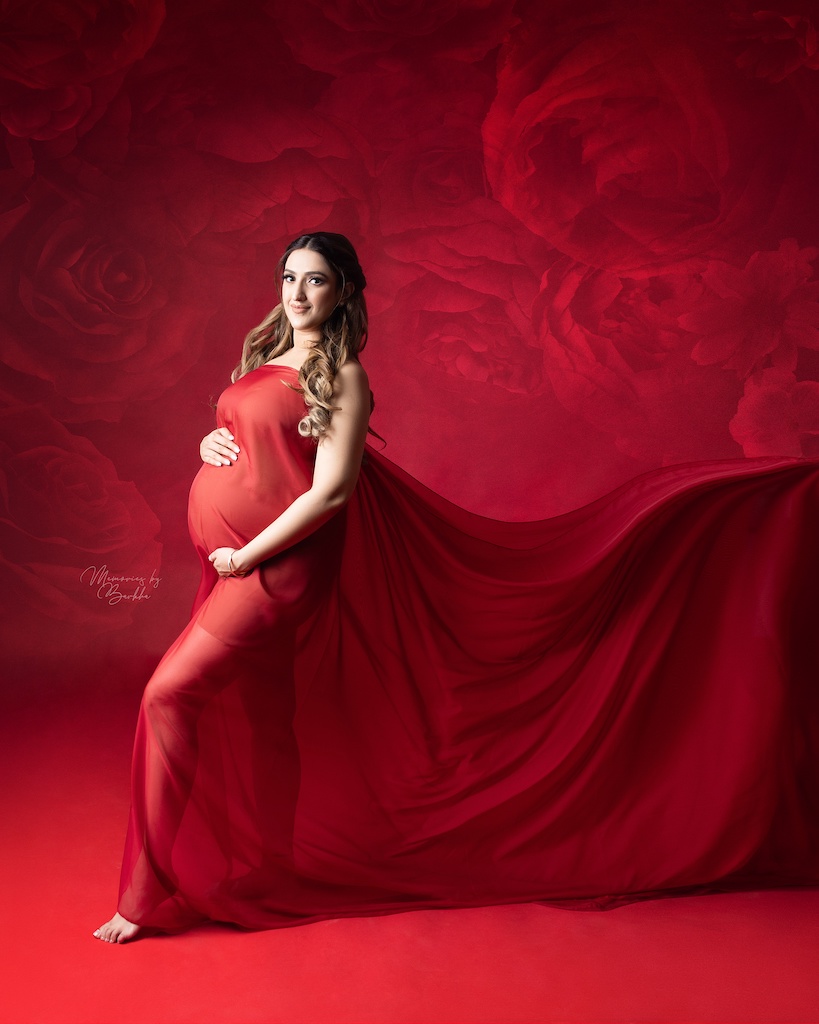 Maternity photography poses fabric in the air