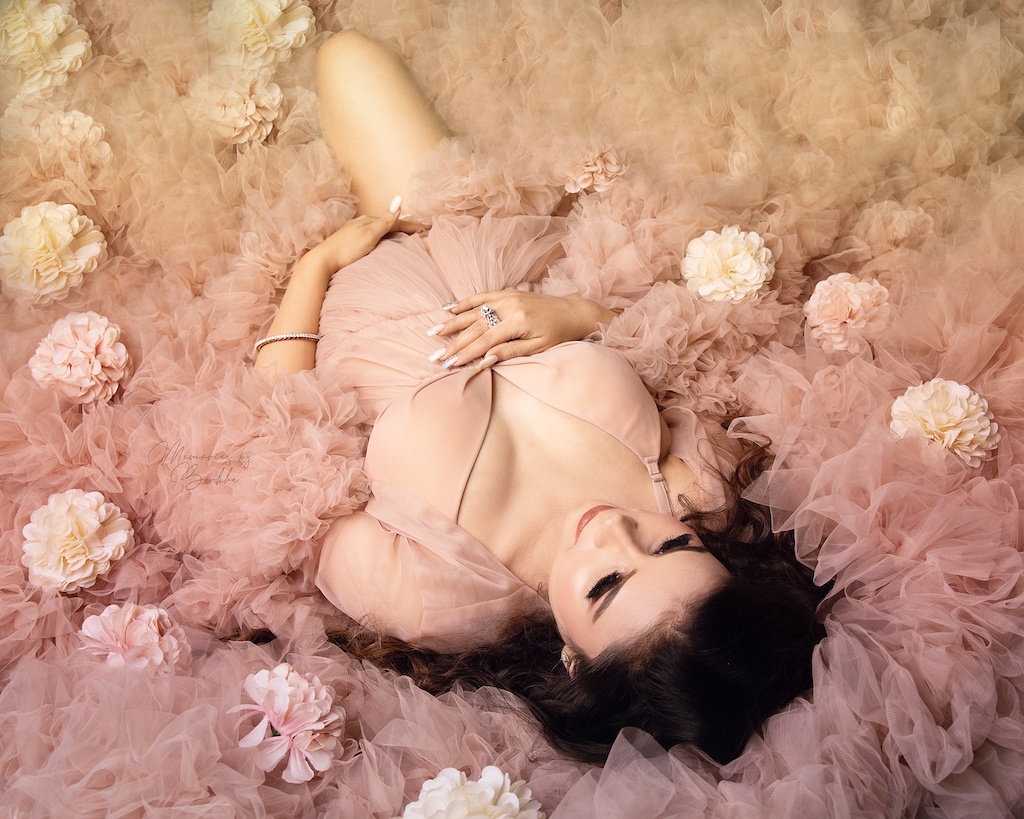 Top Maternity photoshoot poses lying down pose