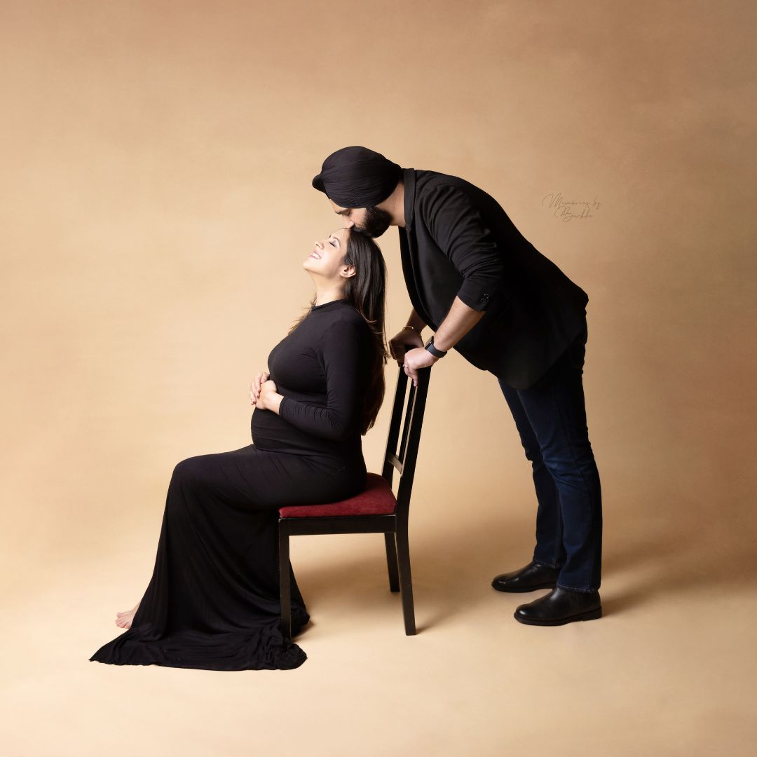 Intimate Moments Reflecting Love and Affection in Couple Pregnancy Photoshoots