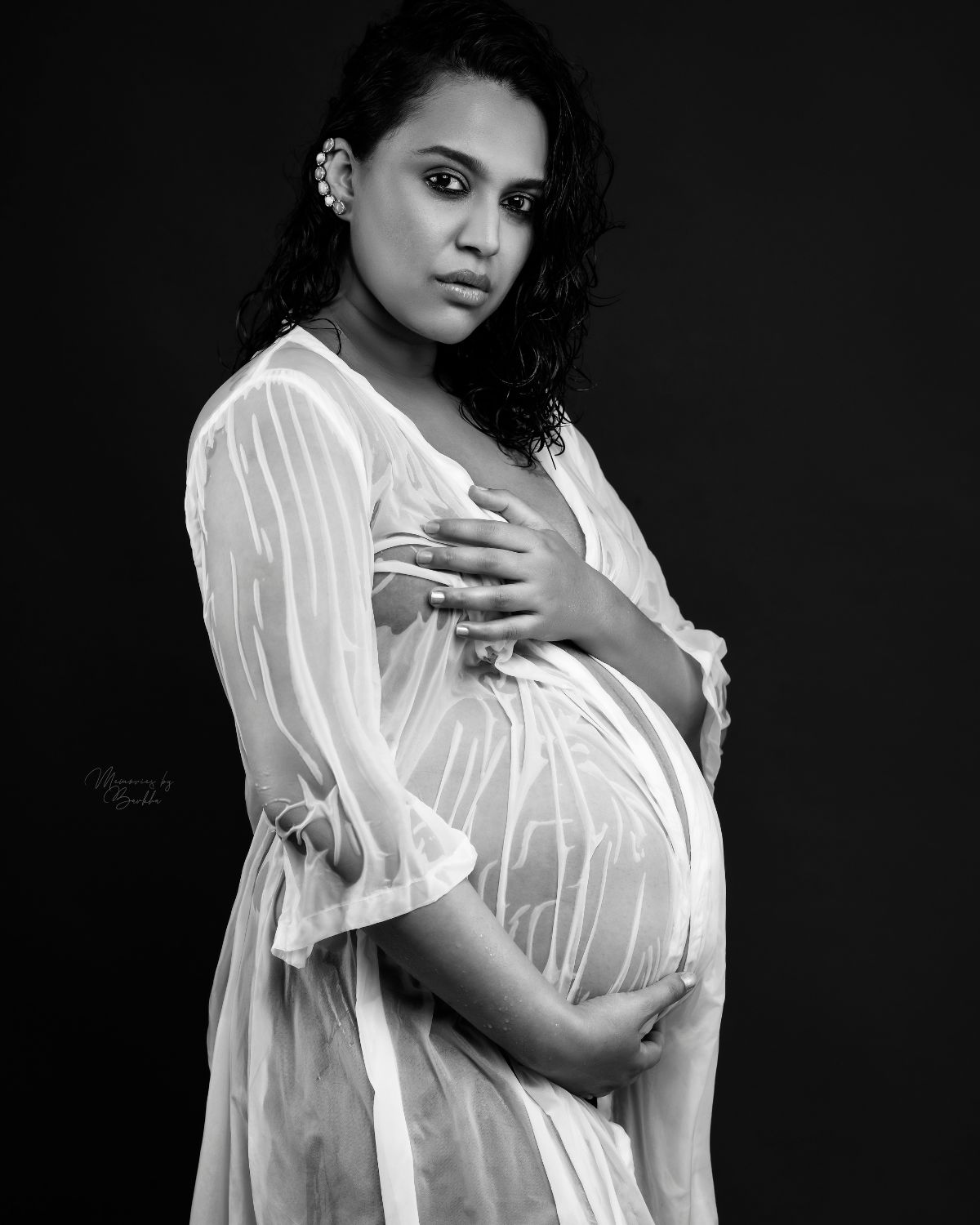 Light and Shadows: Playing with Contrast in Maternity Photography