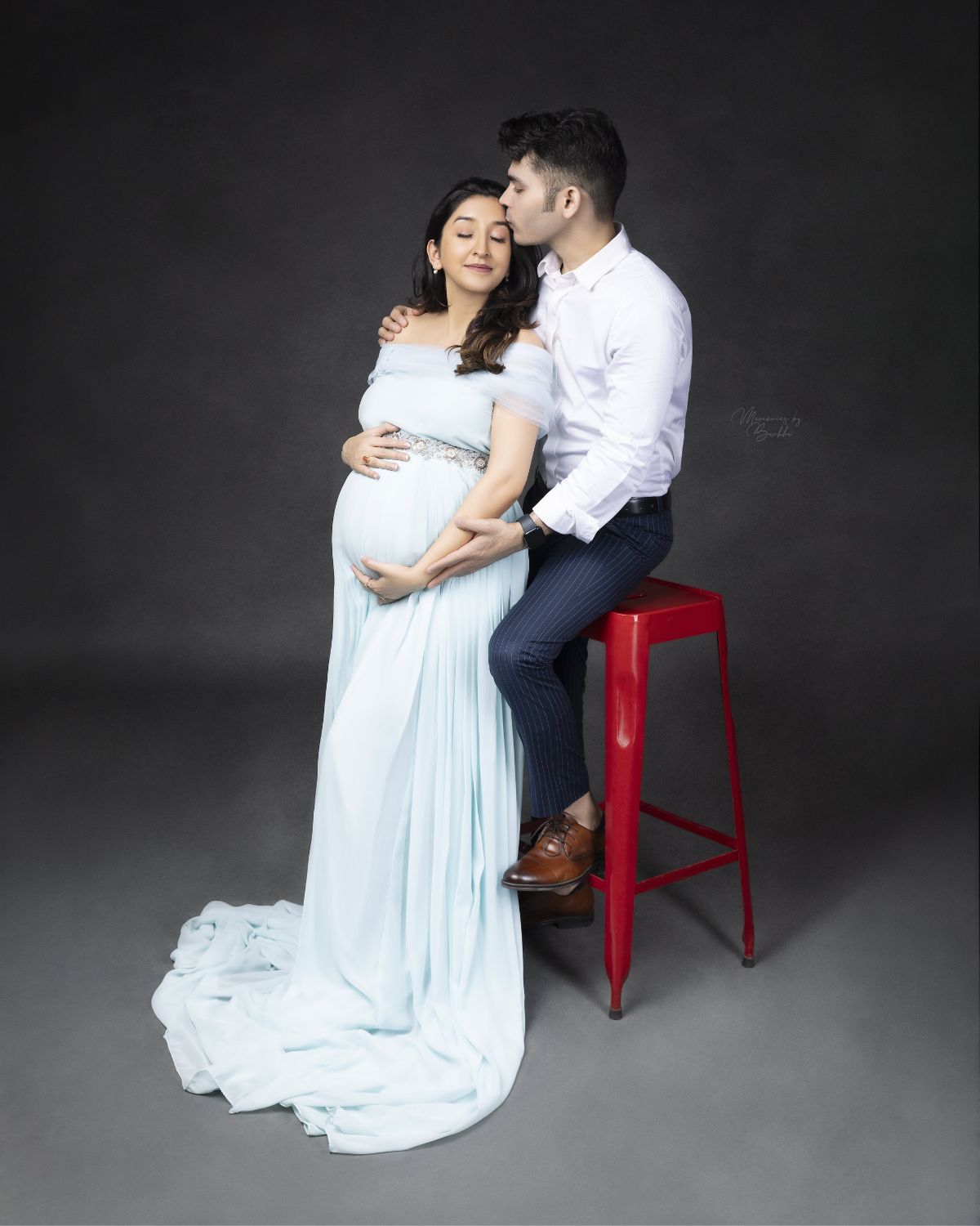 Cozy and Intimate Indoor Maternity Photoshoot Ideas